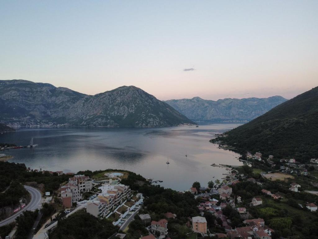 une vue aérienne sur une grande étendue d'eau avec des montagnes dans l'établissement Casa M Montenegro, à Donji Morinj