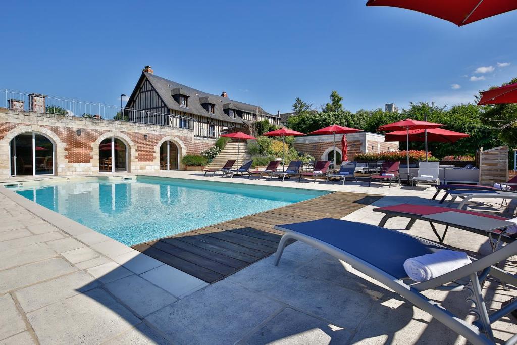 Бассейн в Demeures & Châteaux Hôtel Domaine le Clos des Fontaines или поблизости