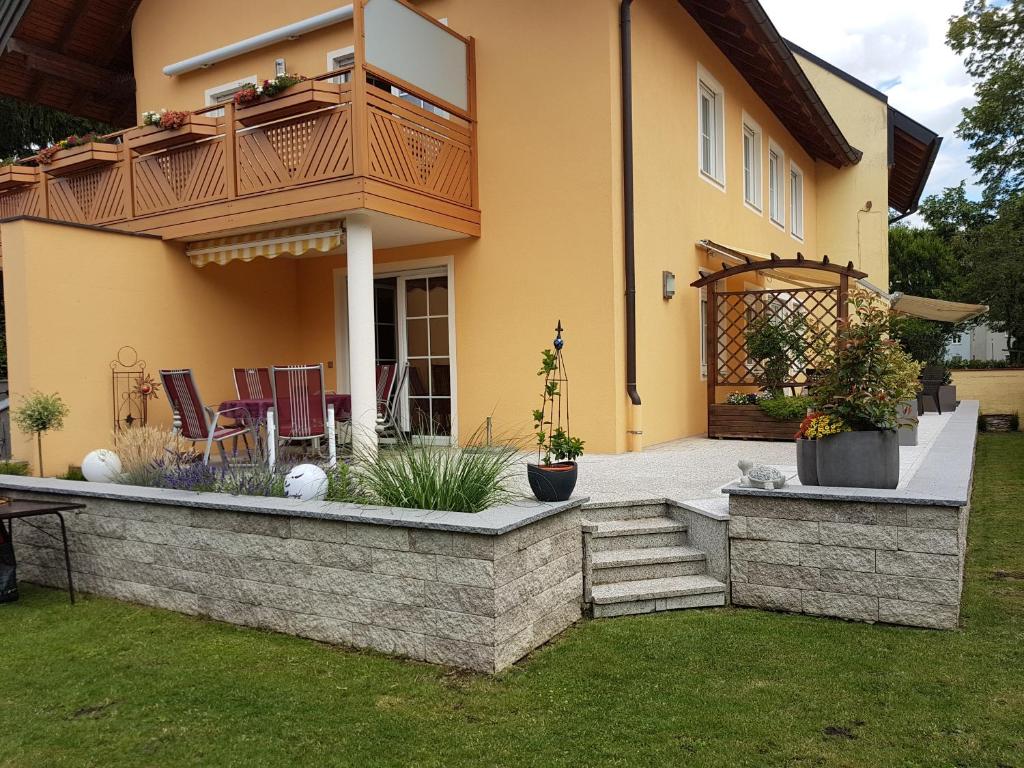 ein Haus mit einer Terrasse in der Unterkunft Ferienwohnung Claudia in Salzburg