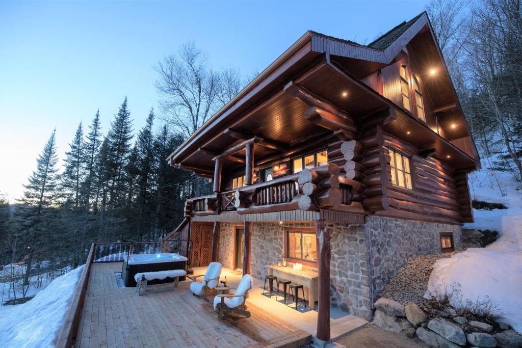 Breathtaking log house with HotTub - Winter paradise in Tremblant през зимата