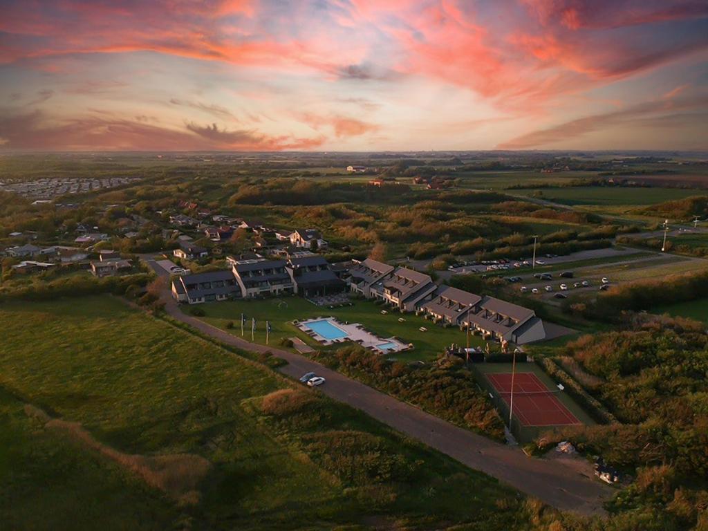 een luchtzicht op een huis met een tennisbaan bij Fletcher Zuiderduin Beachhotel in Westkapelle