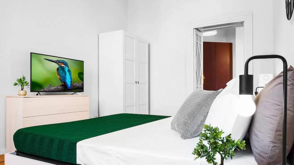 una camera con letto e TV a parete di Italianway - Montello a Milano