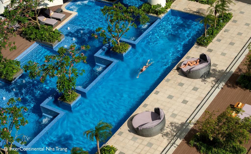 uma vista superior de uma piscina com dois barcos em InterContinental Nha Trang, an IHG Hotel em Nha Trang