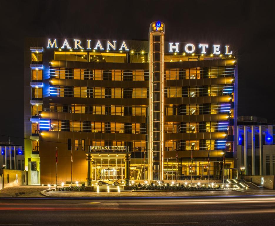 een nachtzicht op een mariana hotel 's nachts bij Mariana Hotel Erbil in Erbil