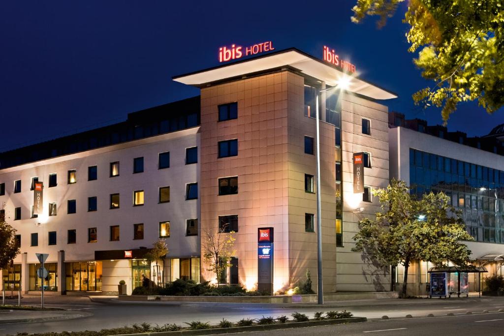 un edificio de hotel con un cartel encima en Ibis Győr, en Győr