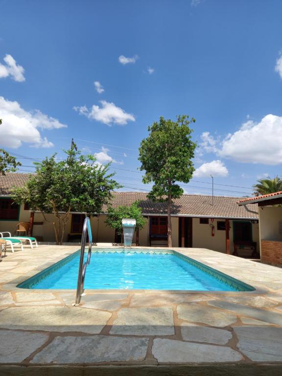 ein Pool vor einem Haus in der Unterkunft Brisa da Serra Hotel Pousada Pirenopolis in Pirenópolis