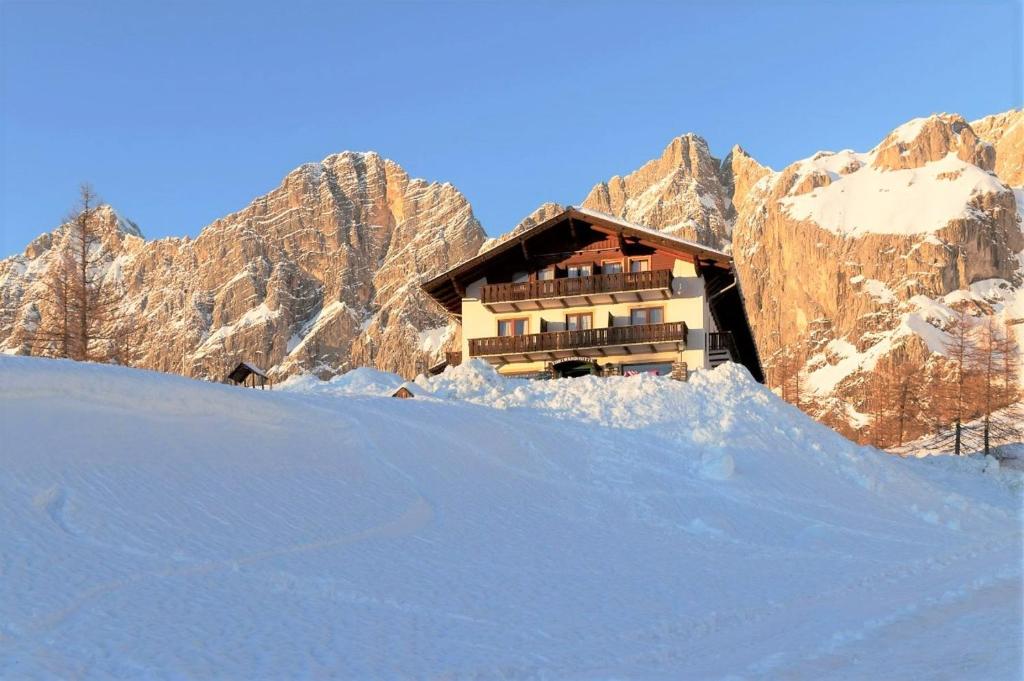 un lodge de esquí en medio de una montaña nevada en Berghotel Türlwand, en Ramsau am Dachstein