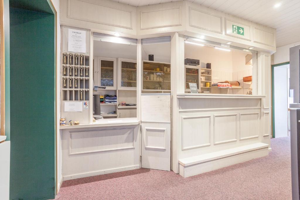 een vitrine in een kamer met witte kasten bij TM Hotel Dortmund Airport in Holzwickede