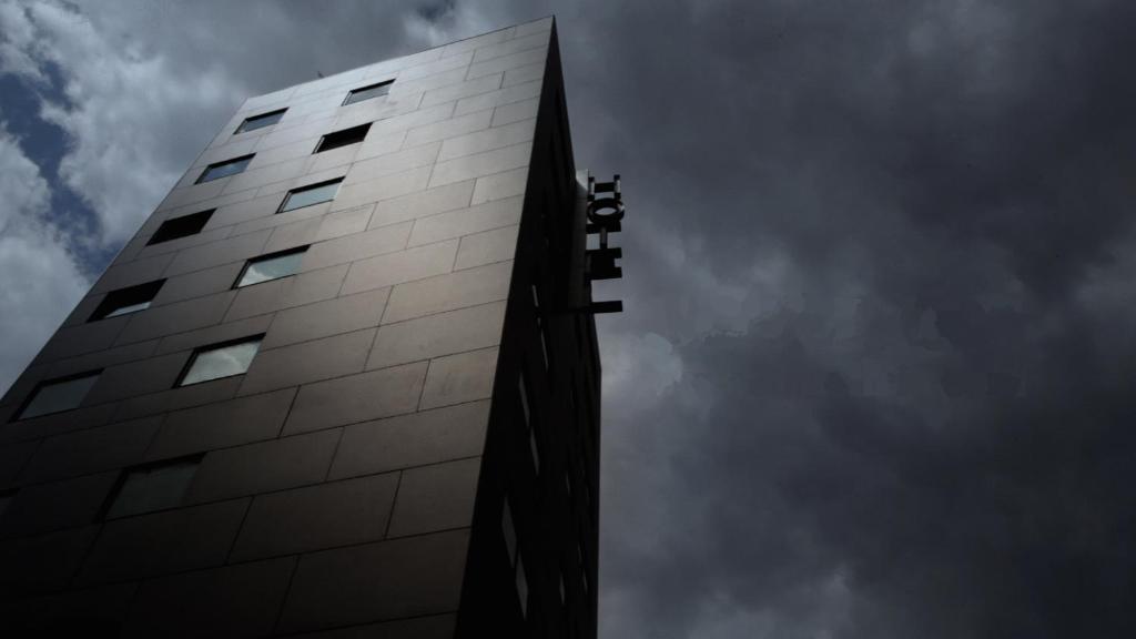 un edificio con un semáforo a un lado en Hotel Iris, en Granollers