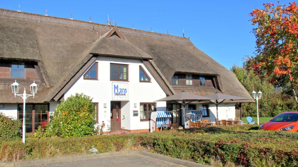 Casa blanca grande con techo de paja en Mare Balticum Urlaub auf Rügen, en Sagard