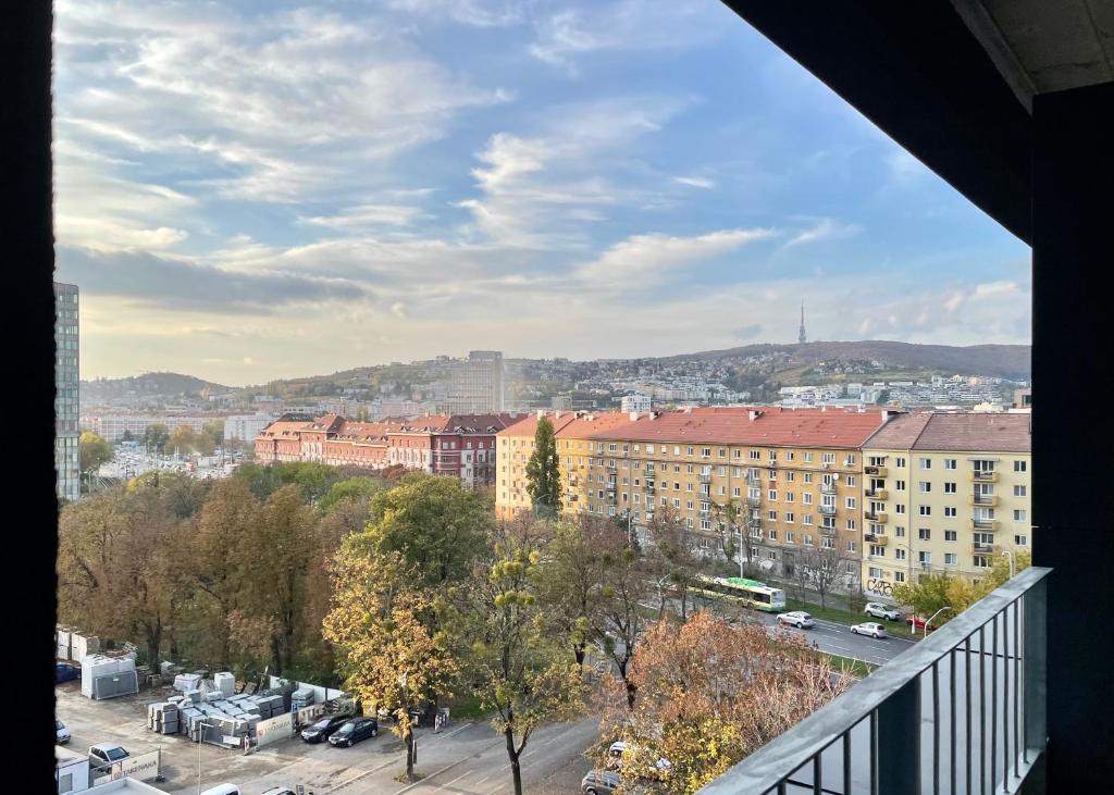 un balcone con vista sulla città di un edificio di Top a Bratislava