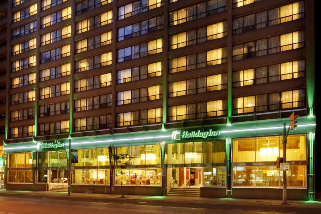 un edificio con una tienda por la noche en Holiday Inn Toronto Downtown Centre, an IHG Hotel, en Toronto