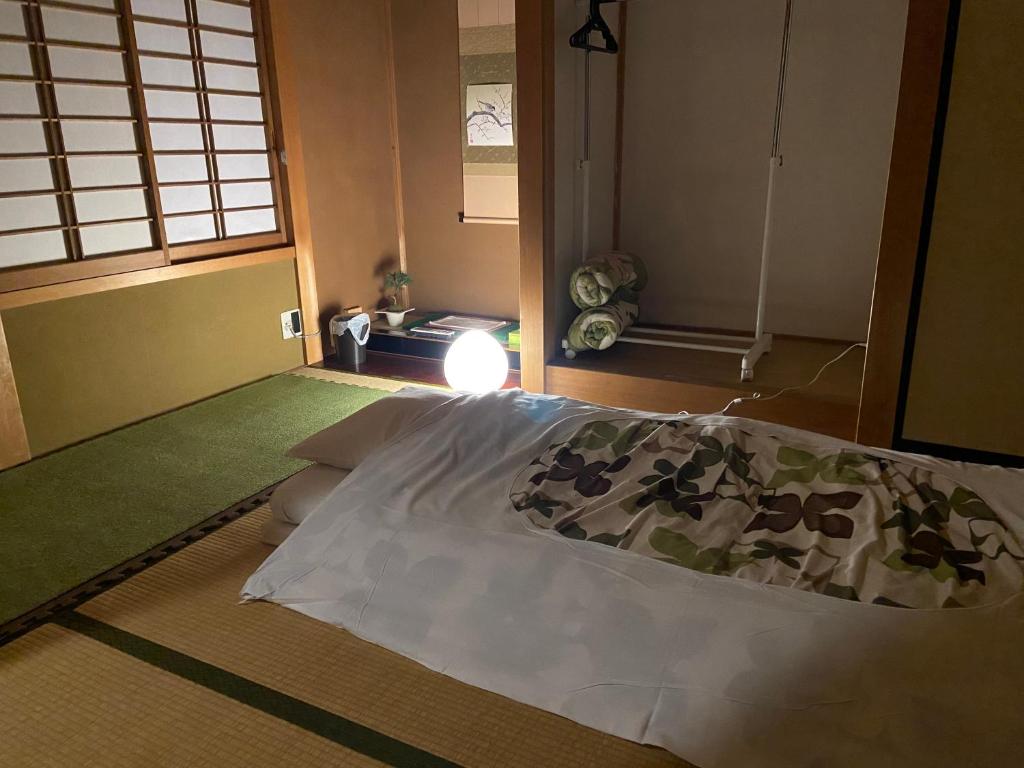 Un pat sau paturi într-o cameră la Takayama Ninja House