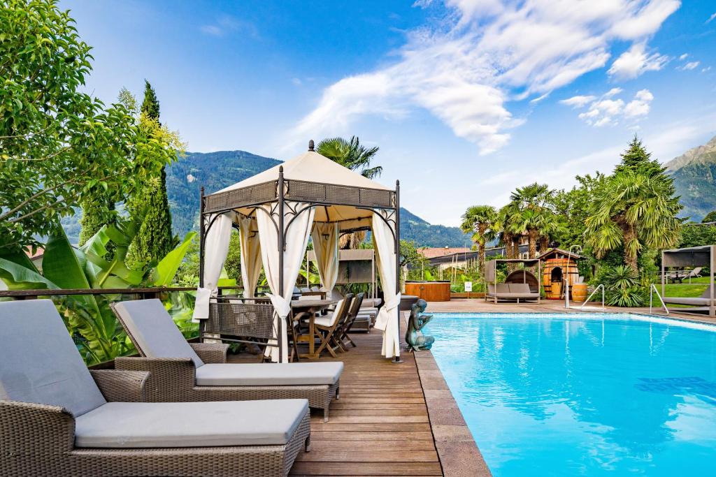 une villa avec une piscine et un kiosque dans l'établissement Ruster Resort, à Lagundo