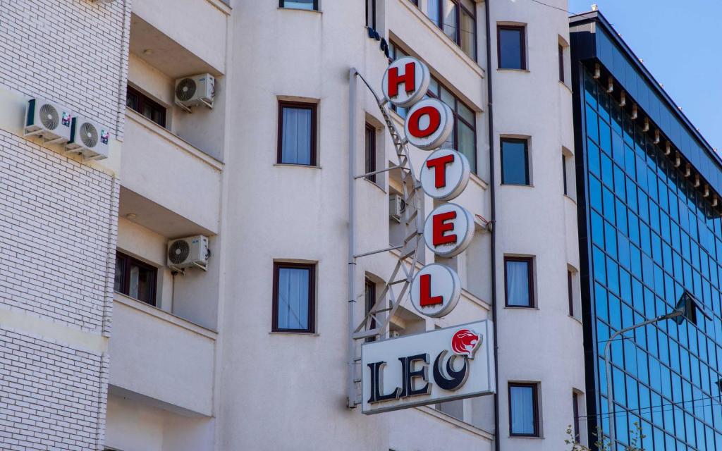 een bord aan de zijkant van een gebouw bij Hotel Leo in Peje