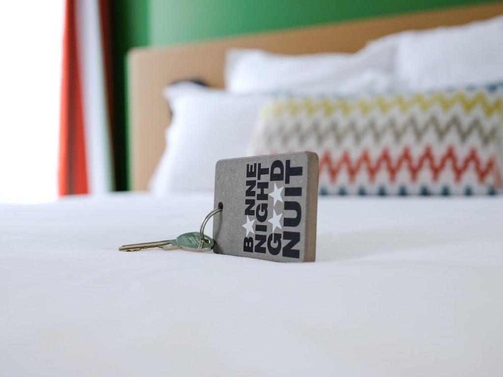 a pair of scissors sitting on a bed at Logis Hôtel de l'Europe in Poitiers