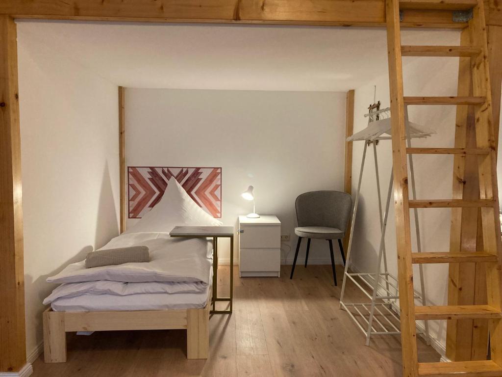 sypialnia z łóżkiem, drabiną i biurkiem w obiekcie Minimal Hostel No.43 w Berlinie