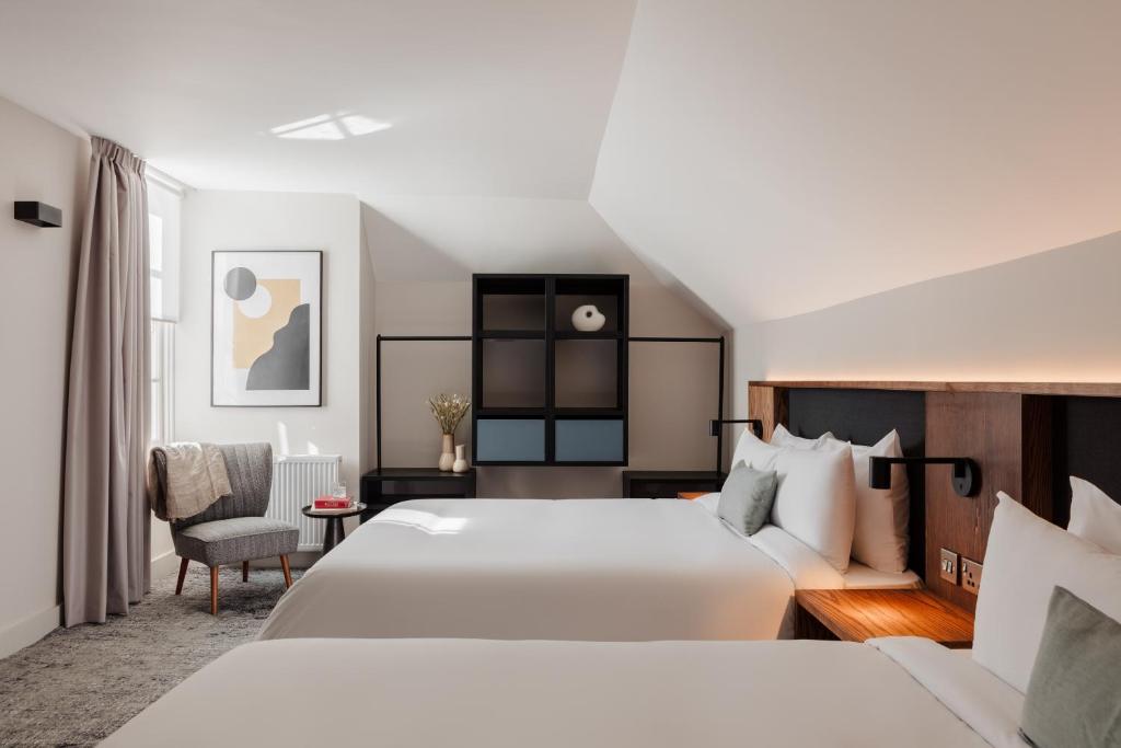 een hotelkamer met een groot bed en een stoel bij Sonder The Earl in Dublin