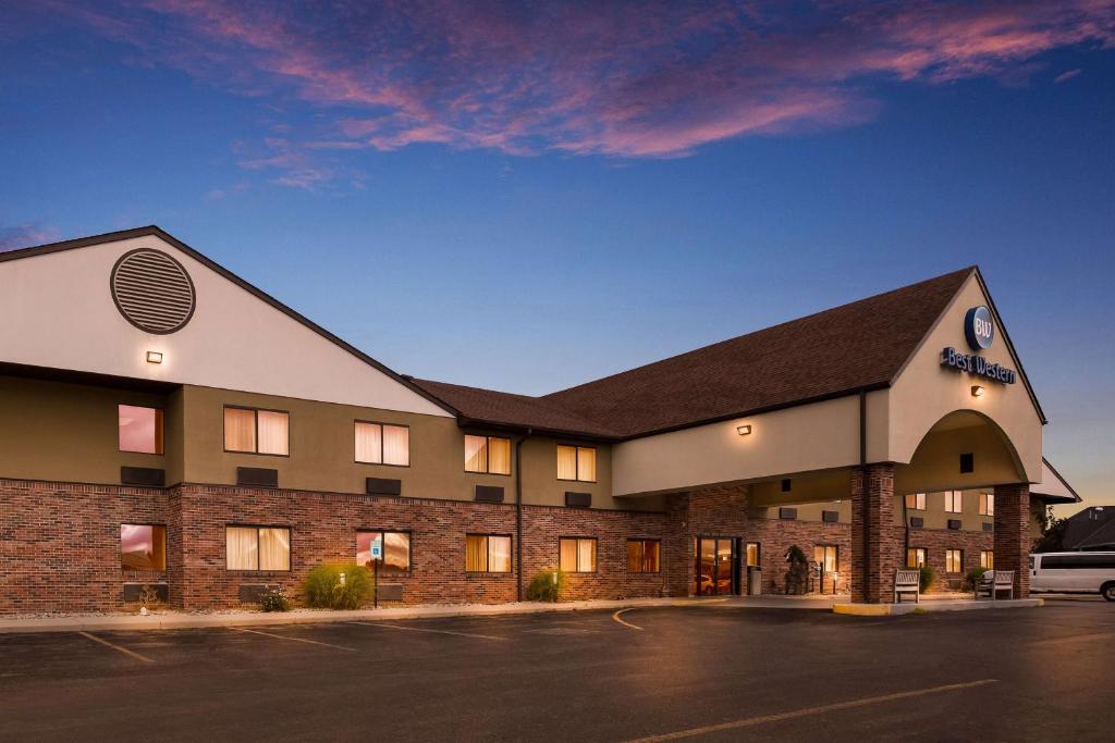 um edifício de hotel com um carro estacionado em frente em Best Western Kendallville Inn em Kendallville