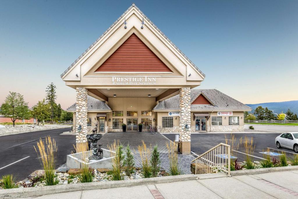 uma vista frontal de uma estalagem tasmania em Prestige Radium Hot Springs Resort, WorldHotels Crafted em Radium Hot Springs