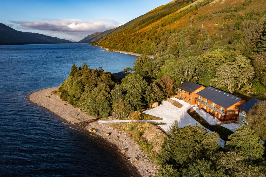 eine Luftansicht eines Hauses am Ufer eines Sees in der Unterkunft Black Sheep Hotels Cabins in Spean Bridge