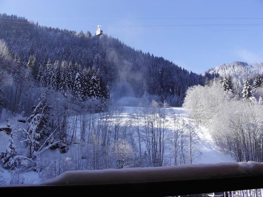 un campo innevato con un faro su una montagna di Appartement de standing au pied des pistes a Morzine