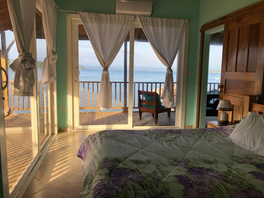 una camera con letto e vista sull'oceano di Sunset View a Bastimentos