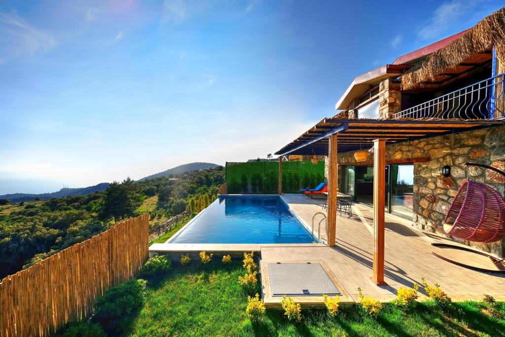 สระว่ายน้ำที่อยู่ใกล้ ๆ หรือใน 2 Bedroom Private Villa located in Oludeniz