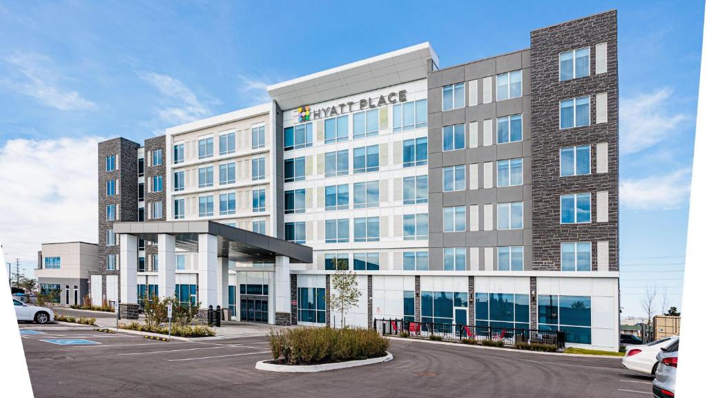 布兰普顿Hyatt Place Toronto-Brampton的停车场酒店大楼的 ⁇ 染