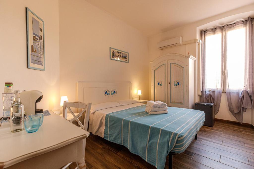 1 dormitorio con 1 cama con mesa y escritorio en Onlyrooms I - Central & Quiet Area, en Cagliari