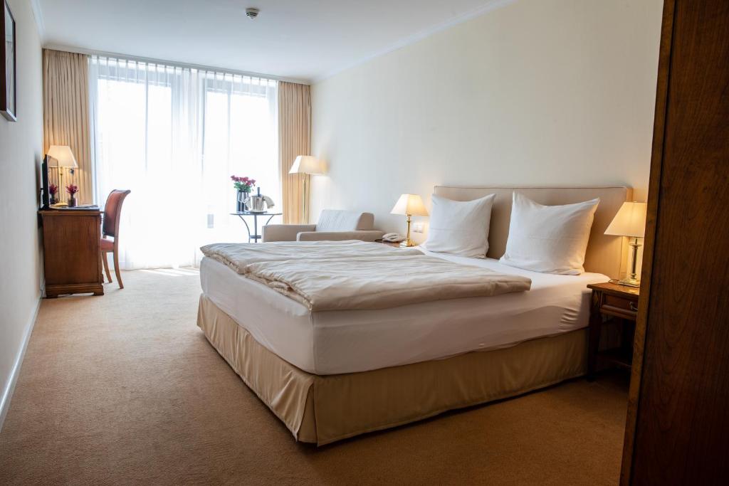 Habitación de hotel con cama grande y ventana en Altstadthotel Messerschmitt, en Bamberg