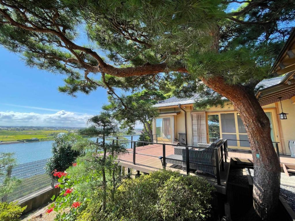 ein Haus mit Blick auf das Wasser in der Unterkunft Hitachinaka Villa DAN - ひたちなか 暖 - in Hitachinaka