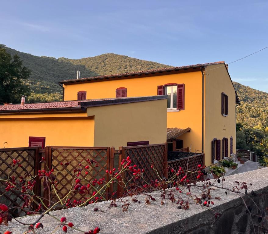 una casa con un mucchio di uccelli davanti di B&B La Fucinaia Pet Friendly Adults only a Campiglia Marittima