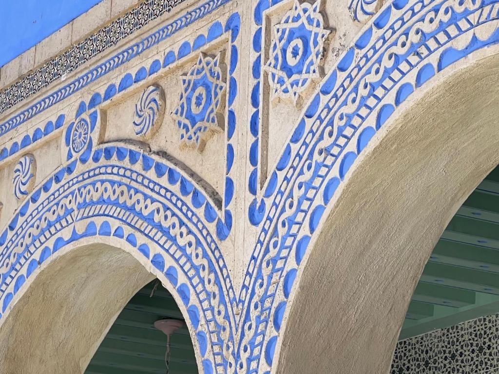 un arco de un edificio con azulejos azules y blancos en Dar Lekbira Boutique Hôtel, en Sousse