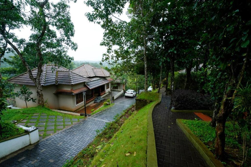 Κήπος έξω από το Indeevara Luxury Resort and Spa, Wayanad