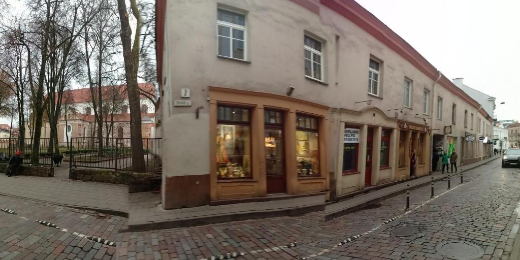 Vilnius Old Town accommodation في فيلنيوس: مبنى على جانب شارع