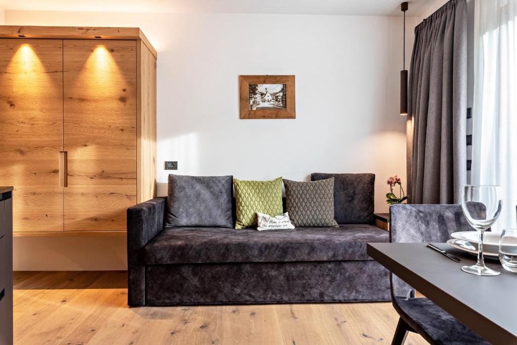 een woonkamer met een bank en een tafel bij Apartment Bullaccia Stlarida in Ortisei