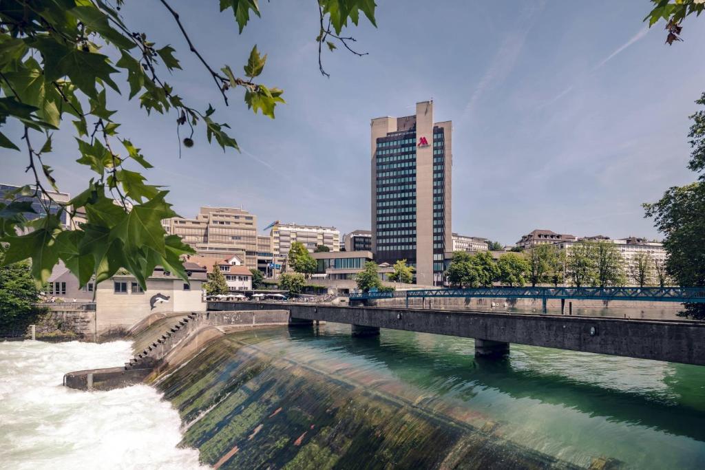 un puente sobre un río con edificios en el fondo en Zurich Marriott Hotel, en Zúrich