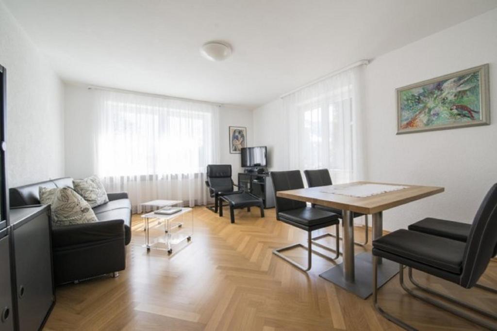 - un salon avec un canapé et une table dans l'établissement Kaufhold Ferienwohnung, à Immenstadt