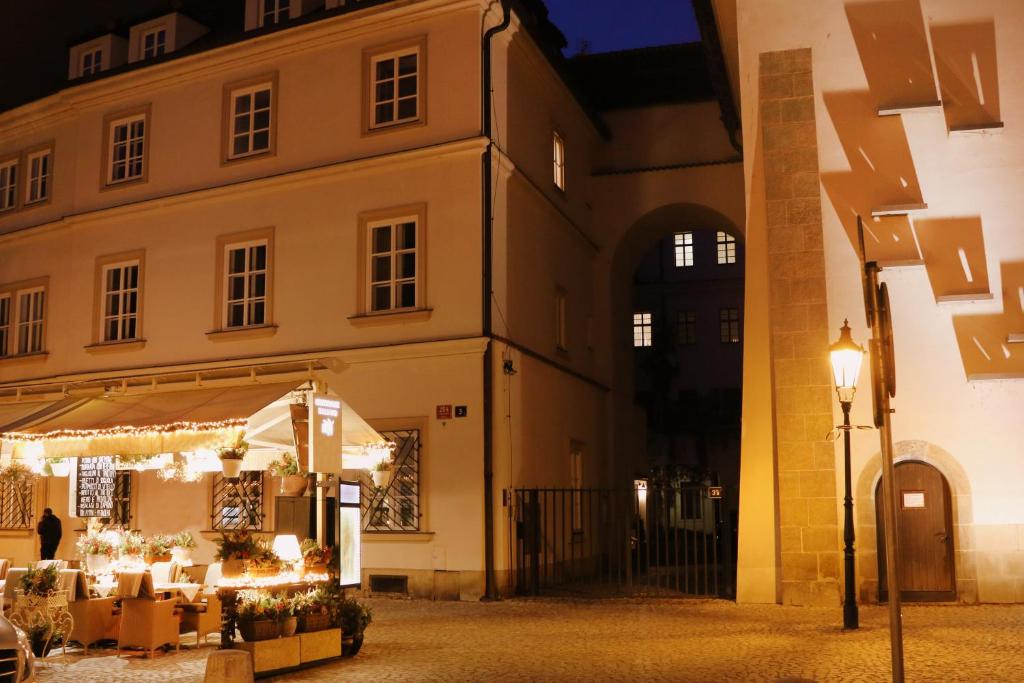 un mercato di notte di fronte a un edificio di Betlem Prague Apartments a Praga