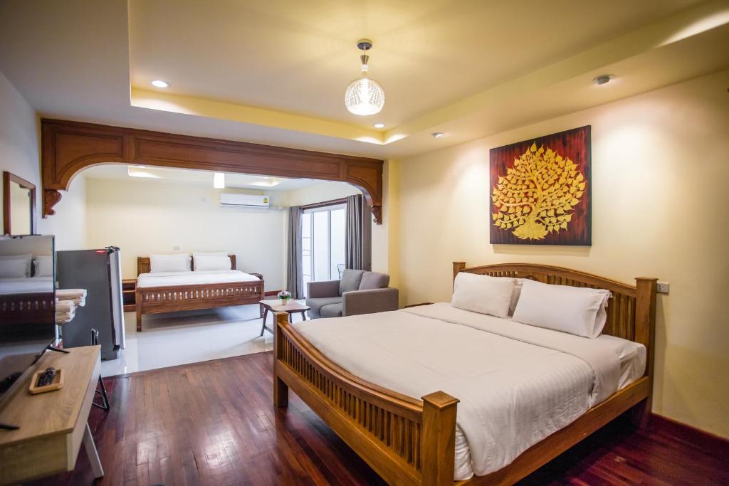 Säng eller sängar i ett rum på Prince Hotel Chiang Mai