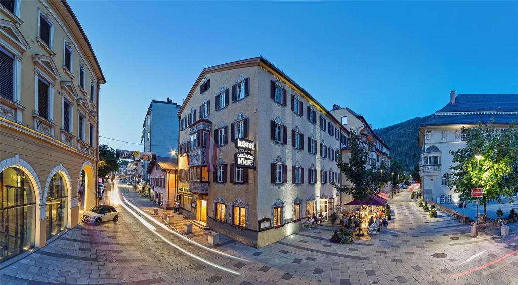 stary budynek na ulicy w mieście w obiekcie Hotel Goldener Löwe w mieście Kufstein