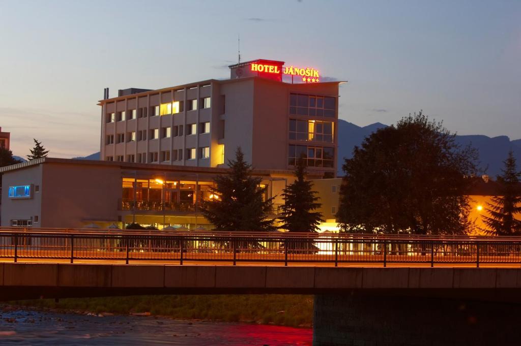 um hotel com uma placa no topo de um edifício em Hotel Janosik em Liptovský Mikuláš