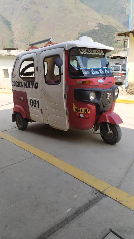 Una furgoneta pequeña está aparcada en la calle en Hospedaje Quillabamba, en Santa Teresa