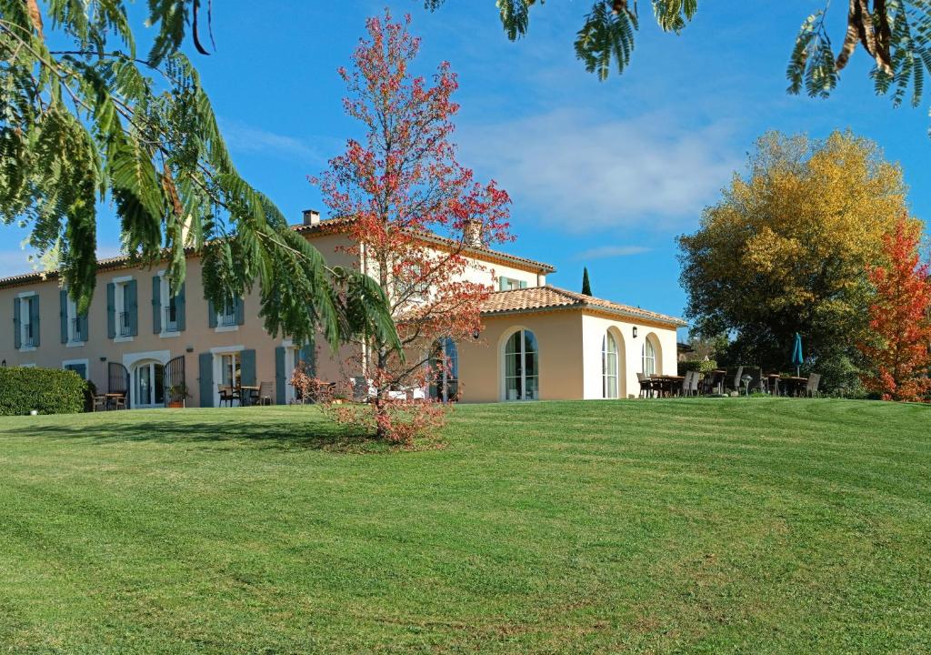 Градина пред Hôtel La Bastide d'Iris