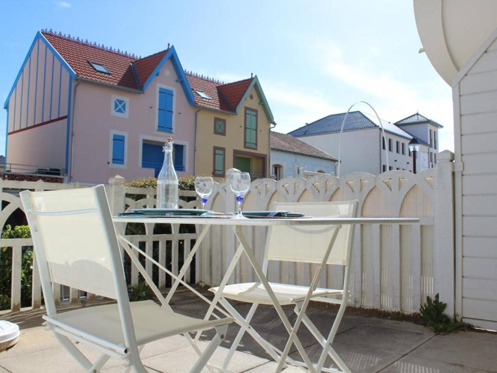 Un balcón o terraza en Appartement 2 pièces avec piscine et accès direct plage à Châtelaillon-Plage - FR-1-246-275