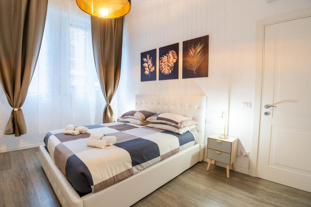 um quarto com uma cama grande e uma janela em Nord Milano Luxury Apartments em Bresso