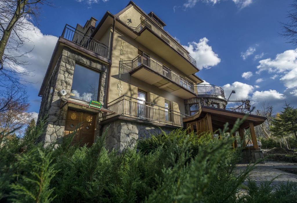 une grande maison avec balcon sur le côté. dans l'établissement Willa Excelsior, à Zakopane