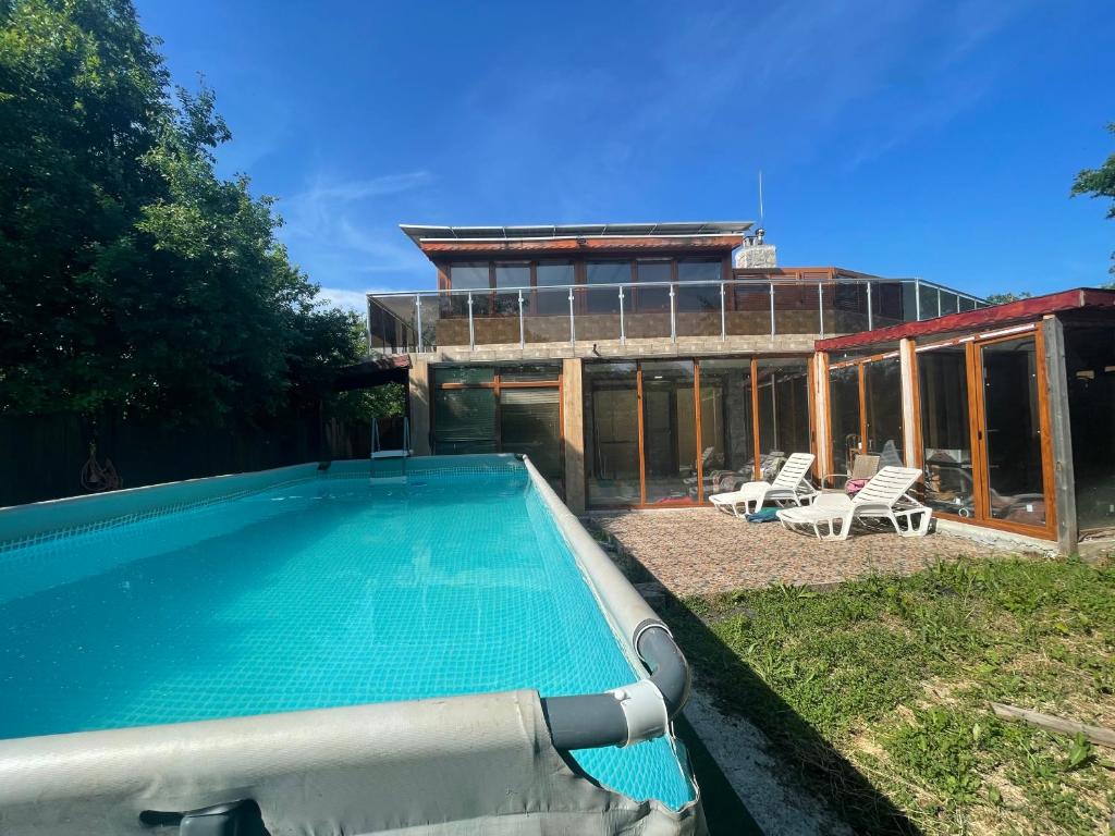 A piscina localizada em DeTY’s Guest House ou nos arredores