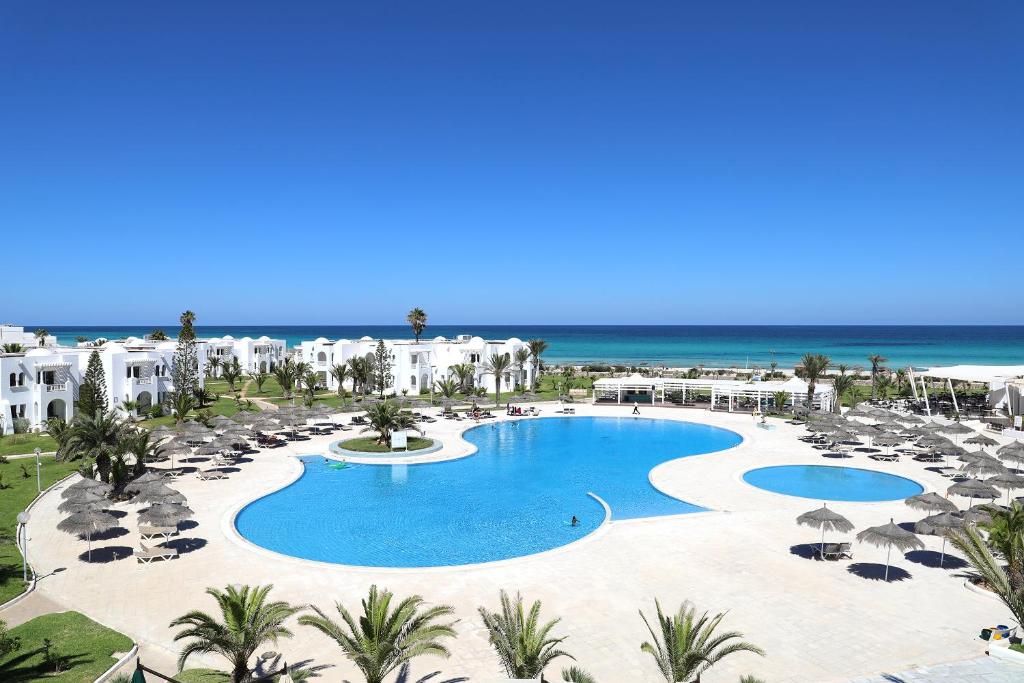 The swimming pool at or close to Vincci Helios Beach